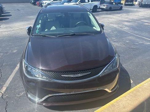Used 2017 Chrysler Pacifica Limited w/ UConnect Theater Package FWD image 4