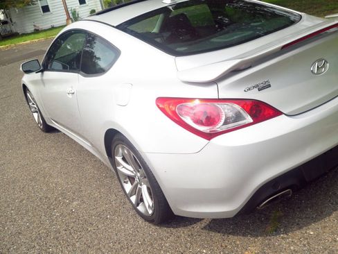 Used 2011 Hyundai Genesis 3.8 RWD image 22