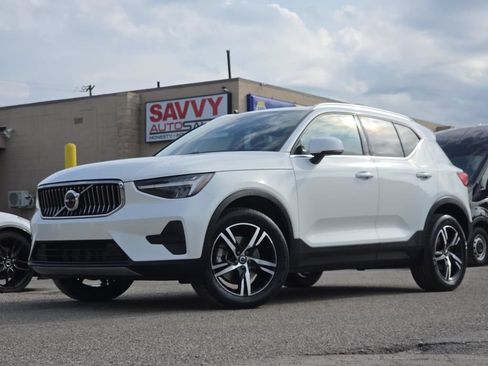 Used 2024 Volvo XC40 B5 Core AWD/4WD image 2