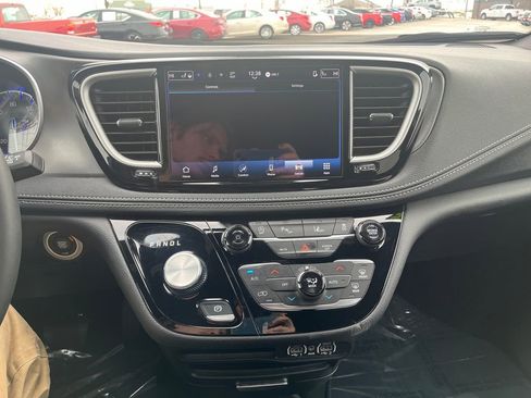 Used 2025 Chrysler Pacifica Select image 24