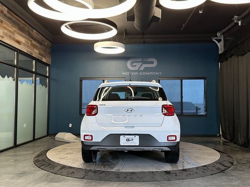 Used 2024 Hyundai Venue SEL image 4