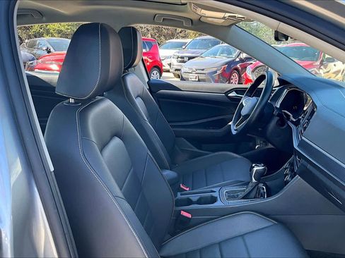 Used 2024 Volkswagen Jetta SE image 8