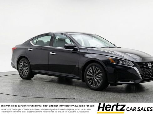 Used 2025 Nissan Altima 2.5 SV image 1
