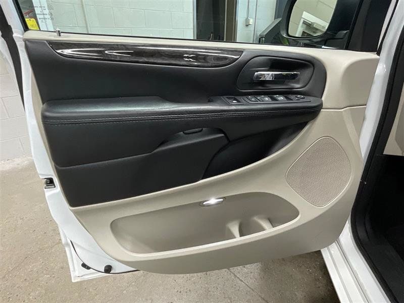 Used 2020 Dodge Grand Caravan SE FWD image 10
