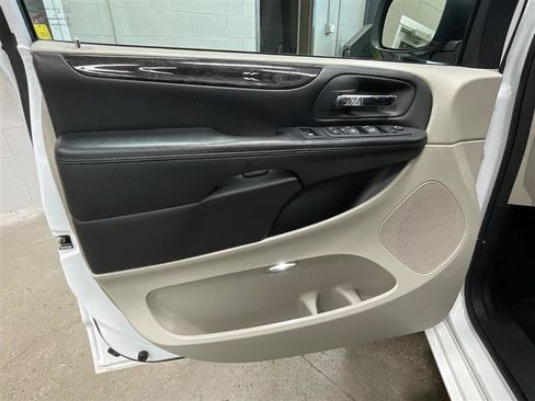 Used 2020 Dodge Grand Caravan SE FWD image 10