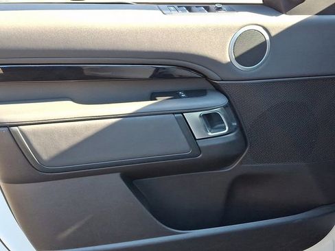 Used 2018 Land Rover Discovery SE image 13