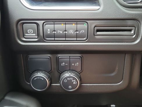 Used 2021 Chevrolet Suburban LT RWD image 28