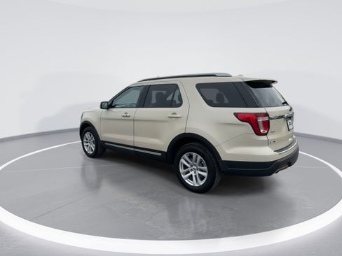 Used 2018 Ford Explorer XLT w/ Equipment Group 202A image 6