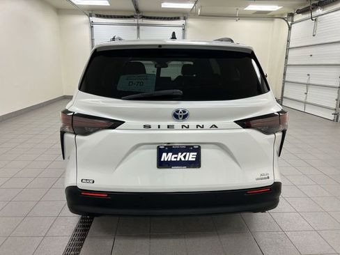 Used 2024 Toyota Sienna XLE FWD image 5