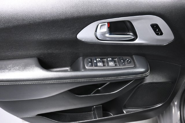 Used 2025 Chrysler Pacifica Limited FWD image 13