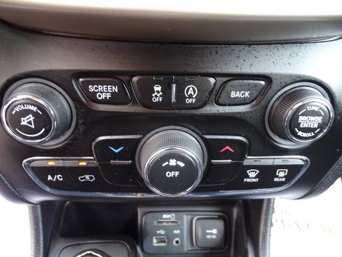 Used 2018 Jeep Cherokee Sport w/ Cold Weather Group AWD/4WD image 24