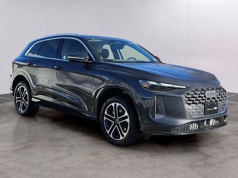 Certified 2025 Audi Q5 Premium w/ Convenience Package image 3