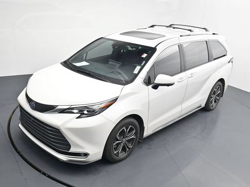 Used 2025 Toyota Sienna Platinum AWD/4WD image 12