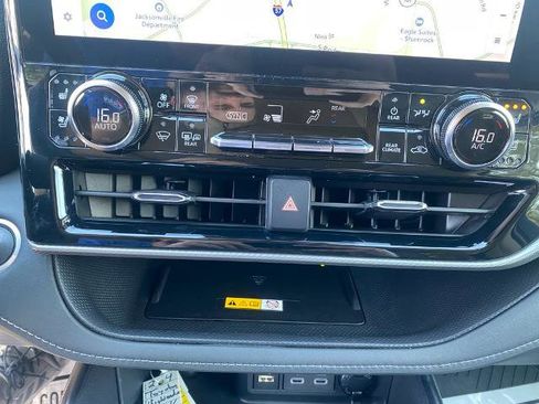 Used 2024 Toyota Highlander Platinum image 21