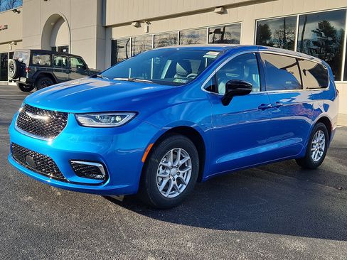 New 2026 Chrysler Pacifica Select image 2