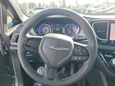 Used 2025 Chrysler Pacifica Limited image 16
