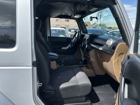 Used 2011 Jeep Wrangler Sahara w/ Connectivity Group image 9