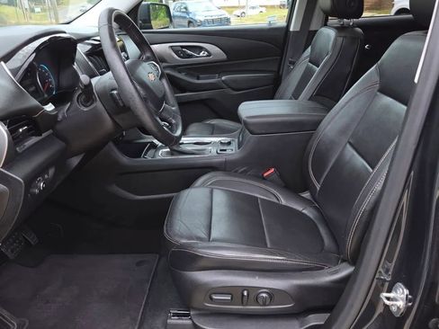 Used 2018 Chevrolet Traverse LT w/ LPO, Black Accent Package FWD image 9
