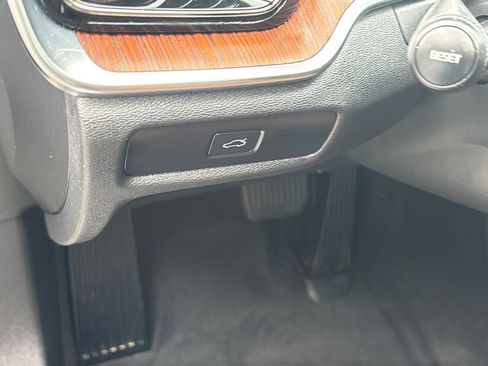 Certified 2025 Volvo V60 B5 Cross Country Plus AWD/4WD image 13