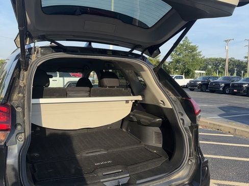 Used 2018 Nissan Rogue SV AWD/4WD image 15