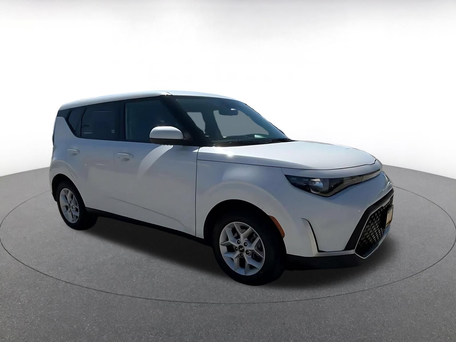Used 2025 Kia Soul LX w/ LX Technology Package FWD image 2