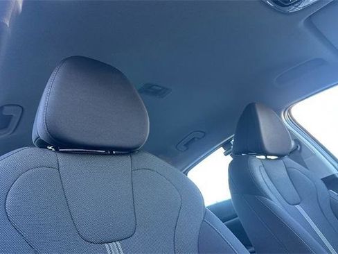 Certified 2025 Hyundai Elantra SE image 17