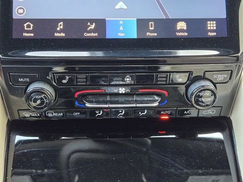 Certified 2023 Jeep Grand Cherokee Limited w/ Black Appearance Package image 19