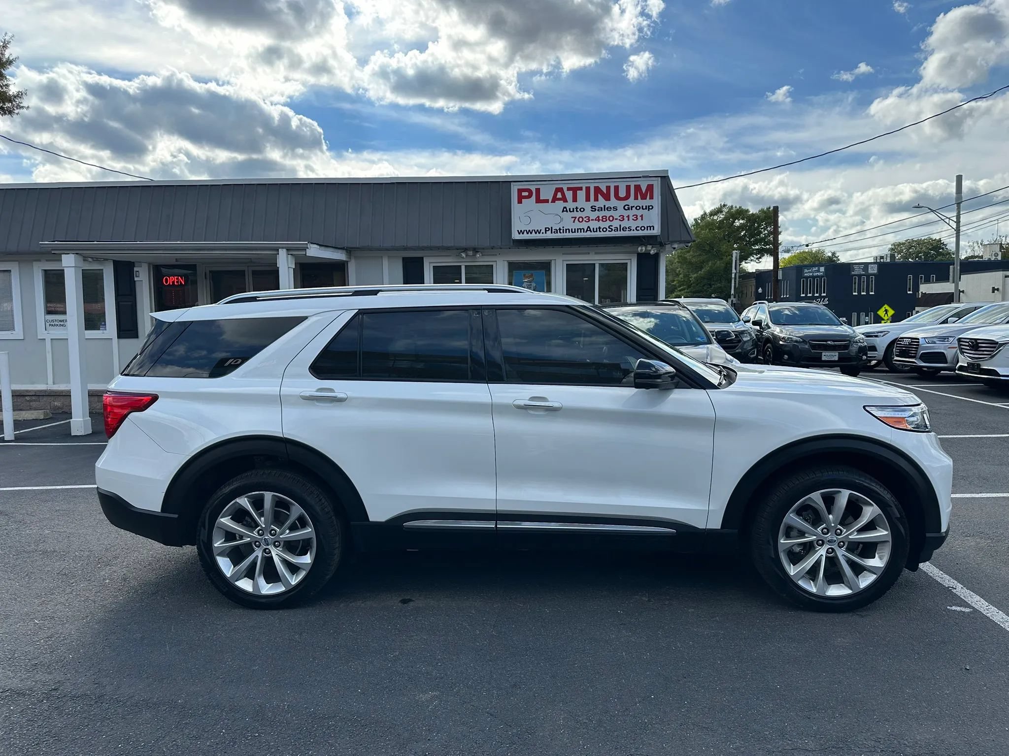 Used 2023 Ford Explorer Platinum w/ Technology Package AWD/4WD image 2