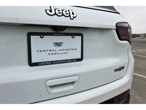 Used 2024 Jeep Compass Latitude image 30