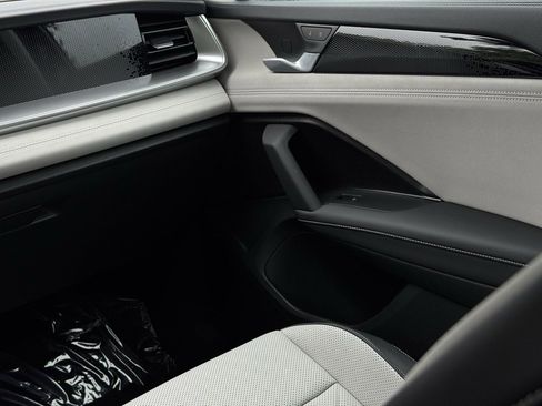 New 2025 Volkswagen Tiguan SE image 28