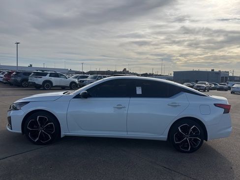 Certified 2023 Nissan Altima 2.5 SR image 4