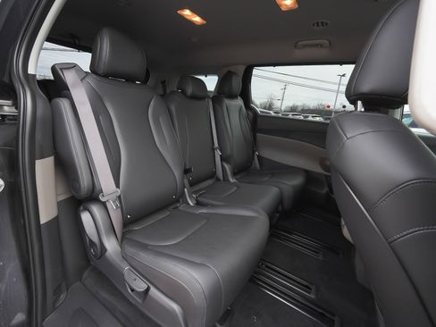 Used 2025 Kia Carnival EX image 38