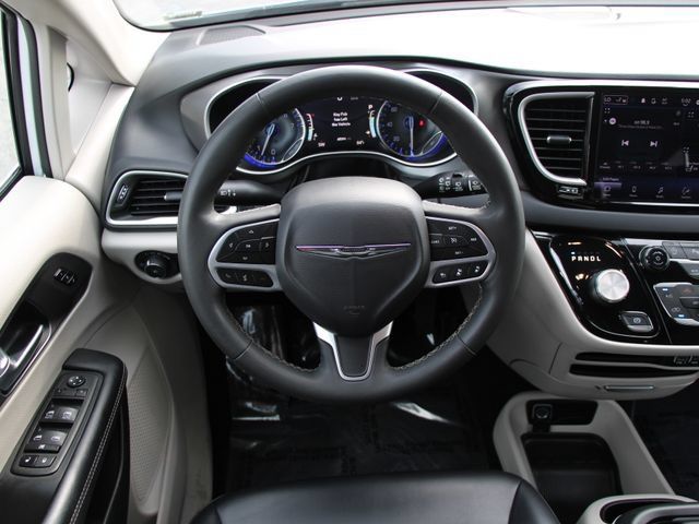 Used 2023 Chrysler Pacifica Touring-L FWD image 17