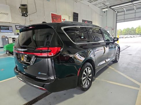 Used 2021 Chrysler Pacifica Touring-L w/ Uconnect Theater Family Group FWD image 5