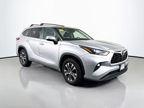 Used 2023 Toyota Highlander XLE FWD image 8