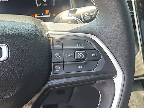 Used 2023 Jeep Grand Cherokee Altitude AWD/4WD image 27