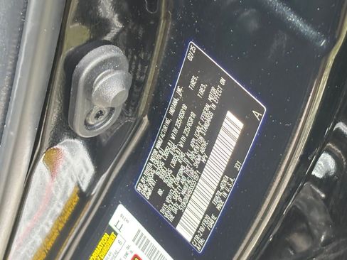Used 2025 Toyota Highlander LE FWD image 32