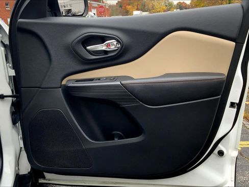 Used 2017 Jeep Cherokee Limited image 22