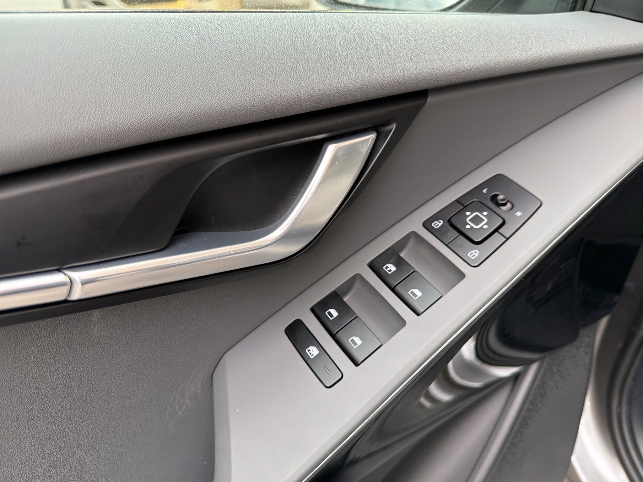 Certified 2024 Kia Niro EX FWD image 17