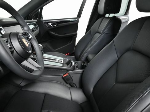 Certified 2025 Porsche Macan image 5