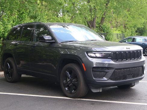 Used 2023 Jeep Grand Cherokee Altitude AWD/4WD image 11