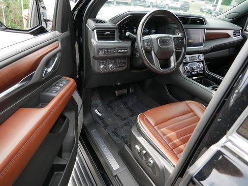 Used 2023 GMC Yukon Denali Ultimate AWD/4WD image 9