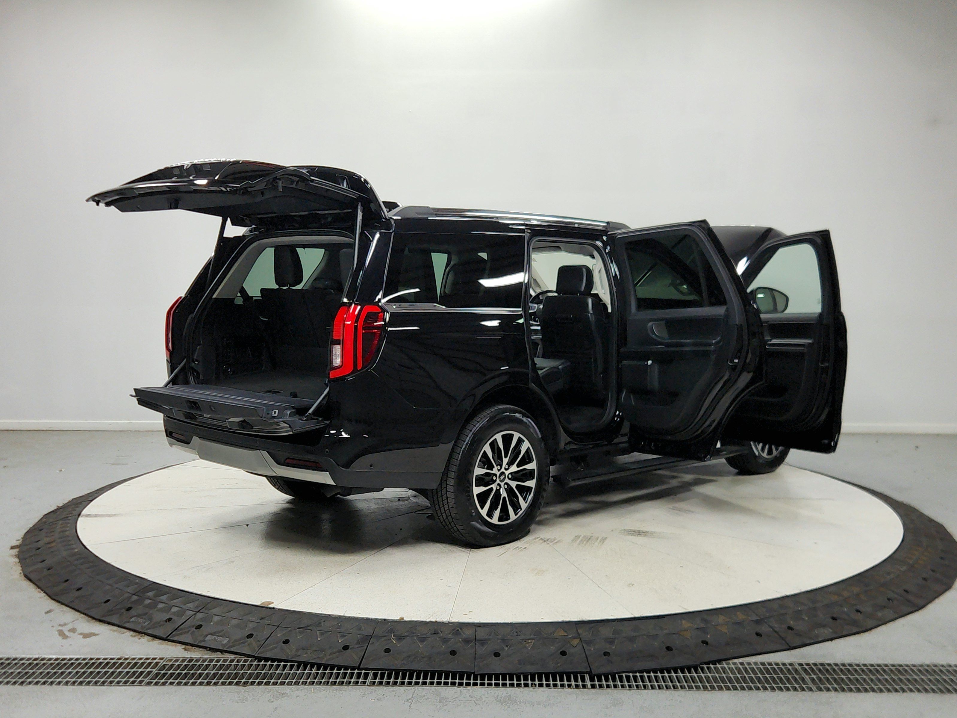 Used 2025 Ford Expedition Platinum AWD/4WD image 16