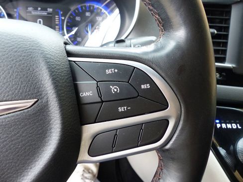 Used 2020 Chrysler Pacifica Touring-L w/ Tire & Wheel Group FWD image 25
