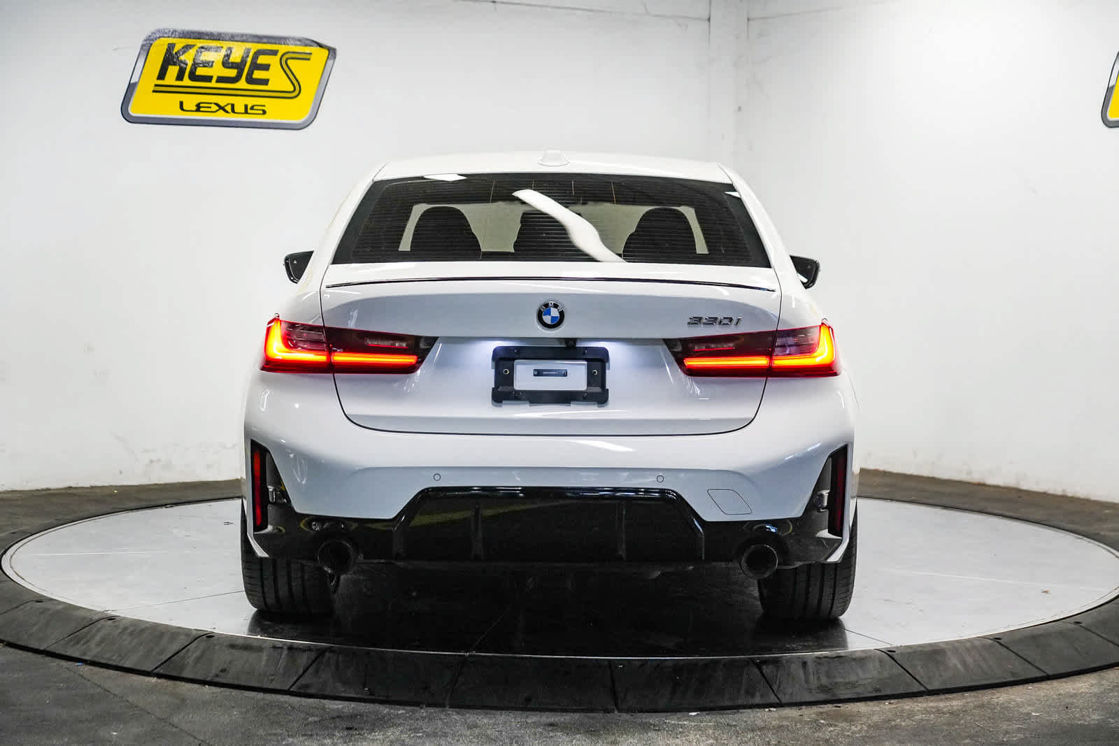 Used 2023 BMW 330i Sedan w/ M Sport Package RWD image 5
