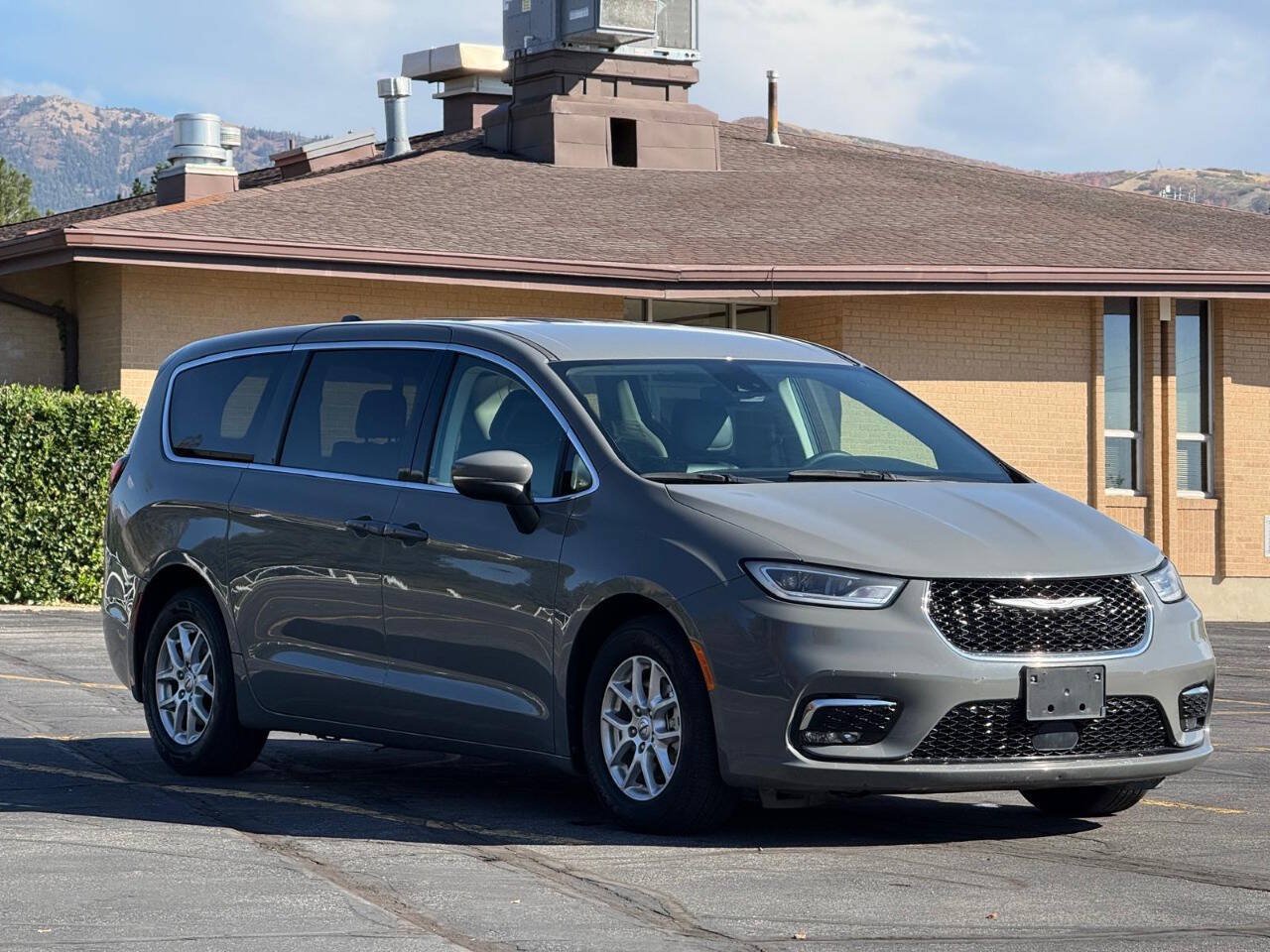 Used 2023 Chrysler Pacifica Touring-L FWD image 7