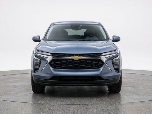 Used 2025 Chevrolet Trax LT FWD image 2