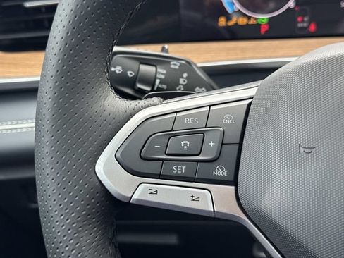 New 2026 Volkswagen Tiguan SEL R-Line AWD/4WD image 18