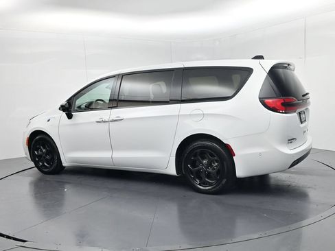 Used 2024 Chrysler Pacifica Limited FWD image 5