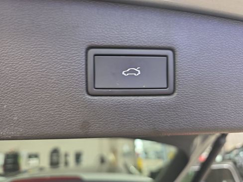 Used 2022 Volkswagen Tiguan SE R-Line image 13